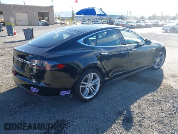 ✅ 2015 Tesla Model S 85D • VIN: 5YJSA1E29FF111842 • Lot: 43325163. Wystawiony na IAAI z przebiegiem 116 860 mil. Bezpłatny archiwum sprzedaży aukcyjnych z USA i szczegółowy raport historii pojazdu na DreamBid. Zdjęcie 4.