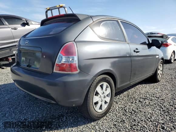 2008 Hyundai Accent GS z VIN KMHCM36C48U068659, wystawiony jako Copart lot #76048994 z przebiegiem 123 108 mil mil oraz Szkoda całkowita • Salvage title. Historia ofert i sprzedaży dostępna na DreamBid. Obrazek 3.