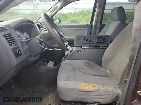 2005 Dodge Dakota SLT z VIN 1D7HW48K45S263060, wystawiony jako Copart lot #62115274 z przebiegiem 187 696 mil mil oraz Czysty tytuł • Clean title. Historia ofert i sprzedaży dostępna na DreamBid. Obrazek 7.