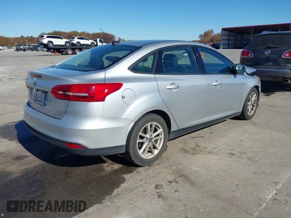 ✅ 2018 Ford Focus SE • VIN: 1FADP3FE7JL286226 • Lot: 43619631. Wystawiony na IAAI z przebiegiem 97 842 mil. Bezpłatny archiwum sprzedaży aukcyjnych z USA i szczegółowy raport historii pojazdu na DreamBid. Zdjęcie 4.