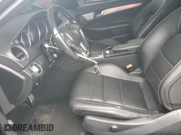 ✅ 2015 Mercedes-Benz C 250 • VIN: WDDGJ4HB3FG430958 • Lot: 81628345. Wystawiony na Copart z przebiegiem 100 226 mil. Bezpłatny archiwum sprzedaży aukcyjnych z USA i szczegółowy raport historii pojazdu na DreamBid. Zdjęcie 7.