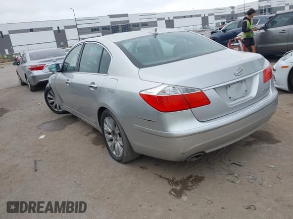 ✅ 2009 Hyundai Genesis • VIN: KMHGC46E99U024699 • Lot: 43520445. Wystawiony na IAAI z przebiegiem Nie podano. Bezpłatny archiwum sprzedaży aukcyjnych z USA i szczegółowy raport historii pojazdu na DreamBid. Zdjęcie 3.