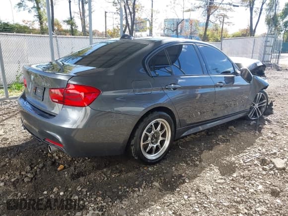 ✅ 2018 BMW 3 Series 340i • VIN: WBA8B3C5XJK384801 • Lot: 43552832. Wystawiony na IAAI z przebiegiem 71 280 mil. Bezpłatny archiwum sprzedaży aukcyjnych z USA i szczegółowy raport historii pojazdu na DreamBid. Zdjęcie 4.