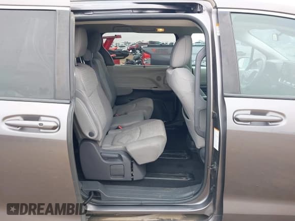 ✅ 2021 Toyota Sienna LE • VIN: 5TDKRKEC4MS016203 • Lot: 43384218. Wystawiony na IAAI z przebiegiem 109 550 mil. Bezpłatny archiwum sprzedaży aukcyjnych z USA i szczegółowy raport historii pojazdu na DreamBid. Zdjęcie 8.