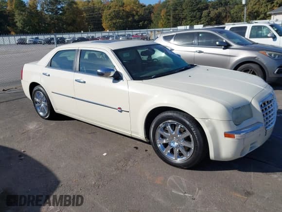 ✅ 2007 Chrysler 300 C • VIN: 2C3LA63H67H825422 • Lot: 43611356. Listed on IAAI with 232,348 mi. Free auction sales archive from the USA and detailed vehicle history report at DreamBid. Image 1.