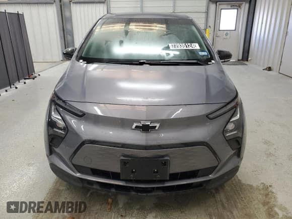 ✅ 2023 Chevrolet Bolt EV 1LT • VIN: 1G1FW6S08P4187007 • Lot: 77935124. Wystawiony na Copart z przebiegiem 17 472 mil. Bezpłatny archiwum sprzedaży aukcyjnych z USA i szczegółowy raport historii pojazdu na DreamBid. Zdjęcie 5.