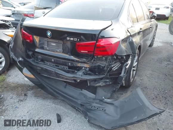 ✅ 2017 BMW 3 Series 320i • VIN: WBA8A9C38HK864446 • Lot: 43525474. Wystawiony na IAAI z przebiegiem 117 142 mil. Bezpłatny archiwum sprzedaży aukcyjnych z USA i szczegółowy raport historii pojazdu na DreamBid. Zdjęcie 4.