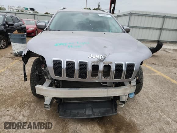 ✅ 2019 Jeep Cherokee Latitude • VIN: 1C4PJLCBXKD325891 • Lot: 86310755. Wystawiony na Copart z przebiegiem 69 985 mil. Bezpłatny archiwum sprzedaży aukcyjnych z USA i szczegółowy raport historii pojazdu na DreamBid. Zdjęcie 5.