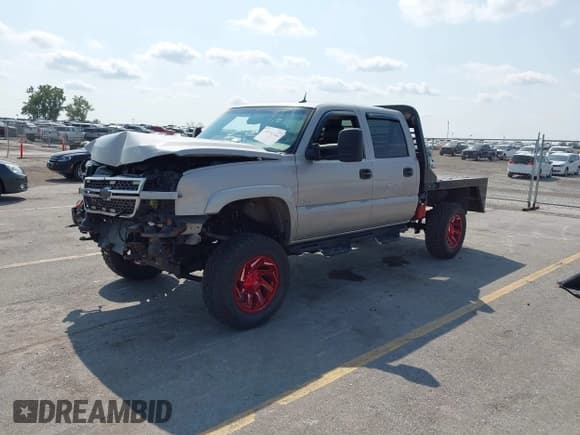 ✅ 2005 Chevrolet Silverado 2500HD Work Truck • VIN: 1GCHK23235F803038 • Lot: 43192366. Wystawiony na IAAI z przebiegiem 266 626 mil. Bezpłatny archiwum sprzedaży aukcyjnych z USA i szczegółowy raport historii pojazdu na DreamBid. Zdjęcie 2.