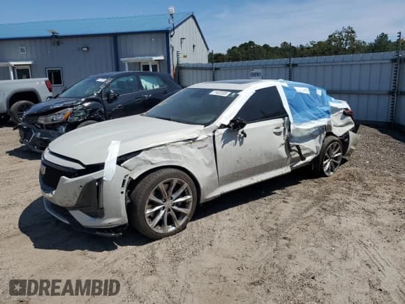 ✅ 2023 Cadillac CT5-V • VIN: 1G6DV5RW5P0124835 • Lot: 71422335. Wystawiony na Copart z przebiegiem 42 964 mil. Bezpłatny archiwum sprzedaży aukcyjnych z USA i szczegółowy raport historii pojazdu na DreamBid. Zdjęcie 1.