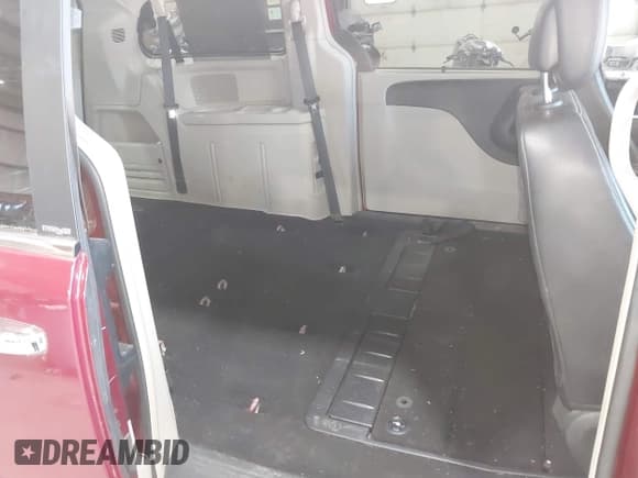 ✅ 2013 Chrysler Town & Country Touring L • VIN: 2C4RC1CG3DR541472 • Lot: 43383785. Listed on IAAI with 102,028 mi. Free auction sales archive from the USA and detailed vehicle history report at DreamBid. Image 8.