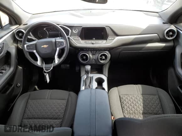 2020 Chevrolet Blazer LT z VIN 3GNKBBRA0LS717612, wystawiony jako Copart lot #47586933 z przebiegiem 20 415 mil mil oraz . Historia ofert i sprzedaży dostępna na DreamBid. Obrazek 8.