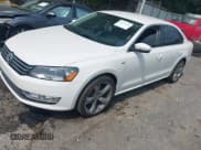 ✅ 2015 Volkswagen Passat S • VIN: 1VWAT7A31FC113442 • Lot: 42371616. Wystawiony na IAAI z przebiegiem 157 894 mil. Bezpłatny archiwum sprzedaży aukcyjnych z USA i szczegółowy raport historii pojazdu na DreamBid. Zdjęcie 2.