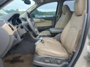 ✅ 2012 Chevrolet Traverse 2LT • VIN: 1GNKRJED1CJ165206 • Lot: 71297084. Wystawiony na Copart z przebiegiem 165 761 mil. Bezpłatny archiwum sprzedaży aukcyjnych z USA i szczegółowy raport historii pojazdu na DreamBid. Zdjęcie 7.