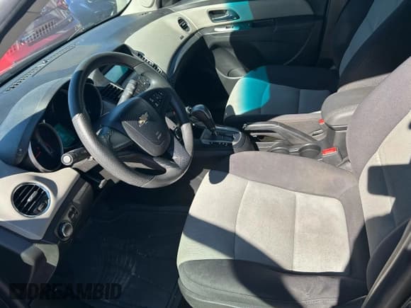 ✅ 2015 Chevrolet Cruze LS • VIN: 1G1PA5SGXF7128533 • Лот: 92741975. Опубликован ранее на Copart с пробегом 68 024 миль. Бесплатный доступ к архиву аукционных продаж из США и подробный отчёт об истории автомобиля на DreamBid. Изображение 14.