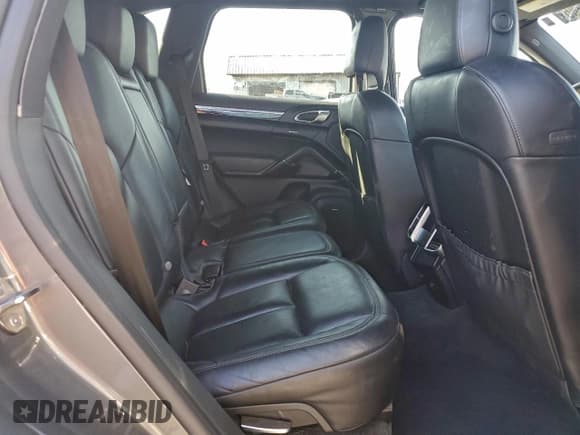 ✅ 2016 Porsche Cayenne Diesel • VIN: WP1AF2A2XGKA42512 • Lot: 93072385. Wystawiony na Copart z przebiegiem 142 178 mil. Bezpłatny archiwum sprzedaży aukcyjnych z USA i szczegółowy raport historii pojazdu na DreamBid. Zdjęcie 11.