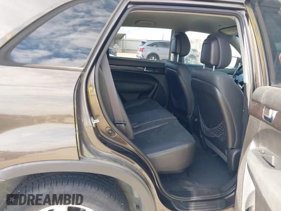 ✅ 2011 Kia Sorento EX • VIN: 5XYKU3A15BG128303 • Lot: 43297002. Wystawiony na IAAI z przebiegiem Nie podano. Bezpłatny archiwum sprzedaży aukcyjnych z USA i szczegółowy raport historii pojazdu na DreamBid. Zdjęcie 8.