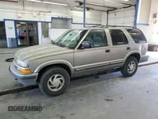 2000 Chevrolet Blazer LT z VIN 1GNDT13WXY2344263, wystawiony jako Copart lot #68523484 z przebiegiem 157 060 mil mil oraz Szkoda całkowita • Salvage title. Historia ofert i sprzedaży dostępna na DreamBid. Obrazek 1.