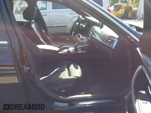 ✅ 2018 BMW 3 Series 330i • VIN: WBA8B9G58JNV00332 • Lot: 43117071. Wystawiony na IAAI z przebiegiem 112 882 mil. Bezpłatny archiwum sprzedaży aukcyjnych z USA i szczegółowy raport historii pojazdu na DreamBid. Zdjęcie 5.