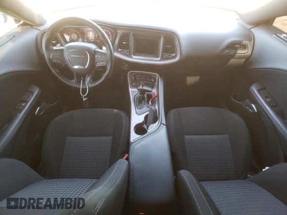 ✅ 2022 Dodge Challenger GT • VIN: 2C3CDZKG3NH152121 • Lot: 49669513. Wystawiony na Copart z przebiegiem 15 315 mil. Bezpłatny archiwum sprzedaży aukcyjnych z USA i szczegółowy raport historii pojazdu na DreamBid. Zdjęcie 8.