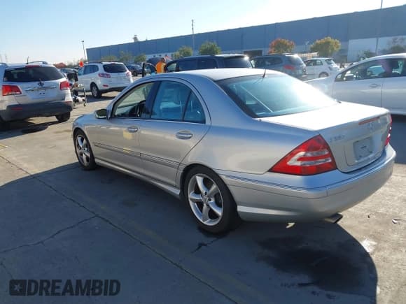 ✅ 2005 Mercedes-Benz C 320 • VIN: WDBRF64J65F664527 • Lot: 43876077. Wystawiony na IAAI z przebiegiem 198 338 mil. Bezpłatny archiwum sprzedaży aukcyjnych z USA i szczegółowy raport historii pojazdu na DreamBid. Zdjęcie 3.