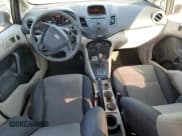 ✅ 2013 Ford Fiesta S • VIN: 3FADP4AJ7DM150207 • Lot: 80524265. Wystawiony na Copart z przebiegiem 84 952 mil. Bezpłatny archiwum sprzedaży aukcyjnych z USA i szczegółowy raport historii pojazdu na DreamBid. Zdjęcie 8.