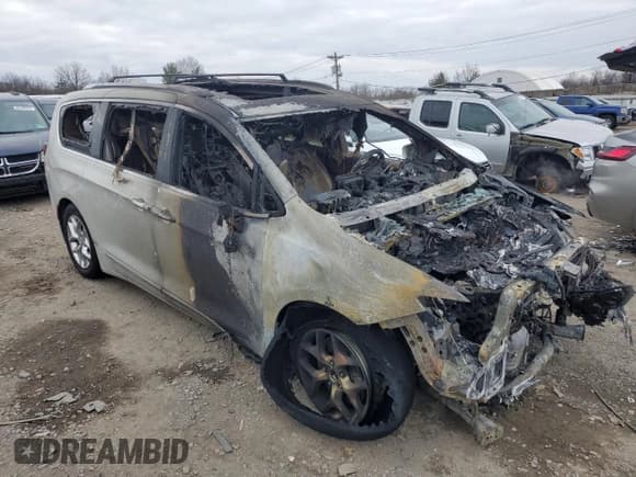 ✅ 2017 Chrysler Pacifica Limited • VIN: 2C4RC1GG6HR709105 • Lot: 88362205. Wystawiony na Copart z przebiegiem Nie podano. Bezpłatny archiwum sprzedaży aukcyjnych z USA i szczegółowy raport historii pojazdu na DreamBid. Zdjęcie 4.