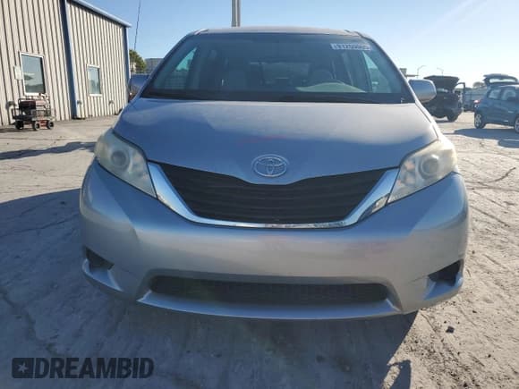 ✅ 2013 Toyota Sienna LE • VIN: 5TDKK3DC5DS323908 • Lot: 91250005. Wystawiony na Copart z przebiegiem 121 149 mil. Bezpłatny archiwum sprzedaży aukcyjnych z USA i szczegółowy raport historii pojazdu na DreamBid. Zdjęcie 5.