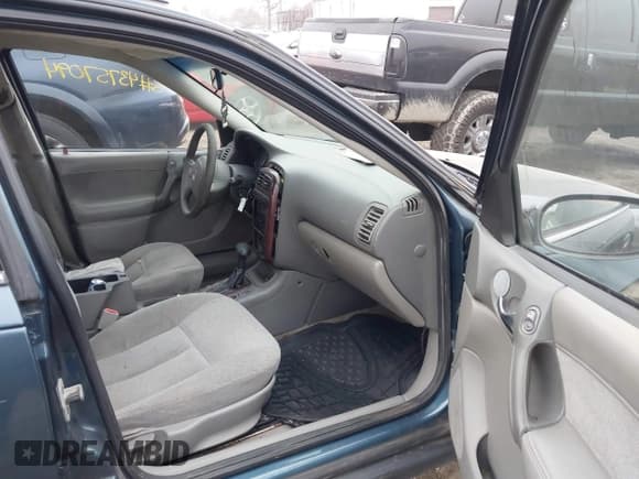 ✅ 2002 Saturn LW • VIN: 1G8JU84F12Y566883 • Lot: 43757094. Listed on IAAI with 215,469 mi. Free auction sales archive from the USA and detailed vehicle history report at DreamBid. Image 5.