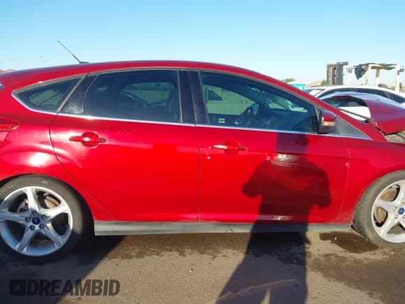 ✅ 2014 Ford Focus Titanium • VIN: 1FADP3N27EL247939 • Lot: 43525535. Wystawiony na IAAI z przebiegiem 161 313 mil. Bezpłatny archiwum sprzedaży aukcyjnych z USA i szczegółowy raport historii pojazdu na DreamBid. Zdjęcie 13.