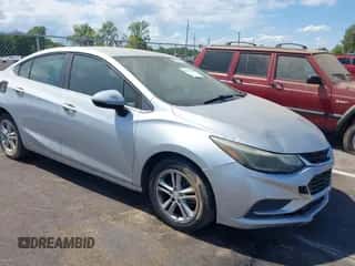 2017 Chevrolet Cruze LT z VIN 1G1BE5SMXH7102487, wystawiony jako IAAI lot #43137626 z przebiegiem 166 533 mil mil oraz . Historia ofert i sprzedaży dostępna na DreamBid. Obrazek 1.