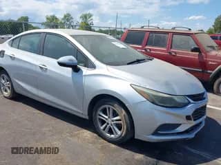 2017 Chevrolet Cruze LT z VIN 1G1BE5SMXH7102487, wystawiony jako IAAI lot #43137626 z przebiegiem 166 533 mil mil oraz . Historia ofert i sprzedaży dostępna na DreamBid. Obrazek 1.