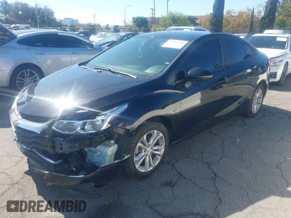 ✅ 2019 Chevrolet Cruze LS • VIN: 1G1BC5SM9K7130813 • Lot: 43519748. Wystawiony na IAAI z przebiegiem 100 720 mil. Bezpłatny archiwum sprzedaży aukcyjnych z USA i szczegółowy raport historii pojazdu na DreamBid. Zdjęcie 2.