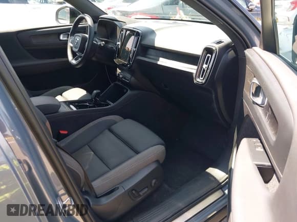 ✅ 2023 Volvo XC40 Ultimate • VIN: YV4ED3UM9P2004004 • Lot: 42518982. Listed on IAAI with 33,775 mi. Free auction sales archive from the USA and detailed vehicle history report at DreamBid. Image 5.