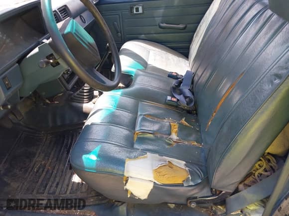 ✅ 1987 Toyota Pickup • VIN: JT4RN63R6H0133606 • Lot: 42422404. Listed on IAAI with 164,000 mi. Free auction sales archive from the USA and detailed vehicle history report at DreamBid. Image 13.