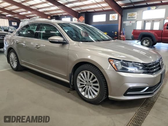 ✅ 2016 Volkswagen Passat SE • VIN: 1VWBT7A35GC021224 • Лот: 93880815. Опубликован ранее на Copart с пробегом 158 962 миль. Бесплатный доступ к архиву аукционных продаж из США и подробный отчёт об истории автомобиля на DreamBid. Изображение 4.