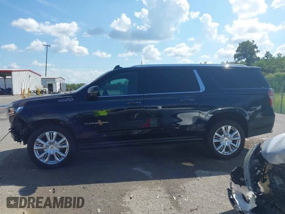 ✅ 2022 Chevrolet Suburban High Country • VIN: 1GNSKGKL2NR286432 • Lot: 43389047. Wystawiony na IAAI z przebiegiem 91 833 mil. Bezpłatny archiwum sprzedaży aukcyjnych z USA i szczegółowy raport historii pojazdu na DreamBid. Zdjęcie 15.