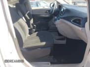 ✅ 2018 Chrysler Pacifica LX • VIN: 2C4RC1CG0JR158598 • Lot: 43314164. Wystawiony na IAAI z przebiegiem 118 344 mil. Bezpłatny archiwum sprzedaży aukcyjnych z USA i szczegółowy raport historii pojazdu na DreamBid. Zdjęcie 5.