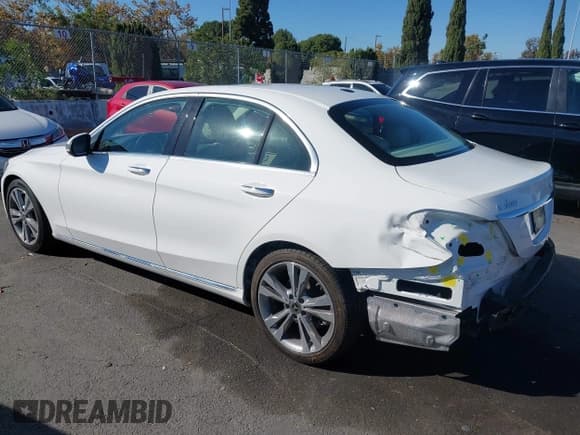 ✅ 2018 Mercedes-Benz C 300 • VIN: 55SWF4JB9JU282205 • Lot: 43469444. Wystawiony na IAAI z przebiegiem 28 820 mil. Bezpłatny archiwum sprzedaży aukcyjnych z USA i szczegółowy raport historii pojazdu na DreamBid. Zdjęcie 3.