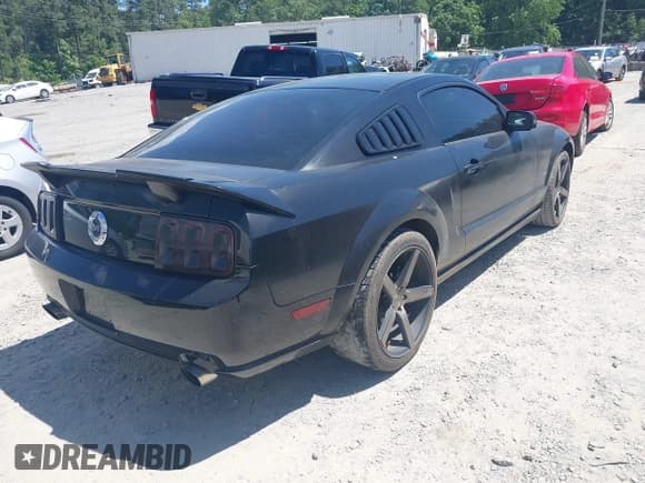 ✅ 2005 Ford Mustang GT Deluxe • VIN: 1ZVFT82H255119937 • Lot: 42342433. Listed on IAAI with 149,435 mi. Free auction sales archive from the USA and detailed vehicle history report at DreamBid. Image 4.