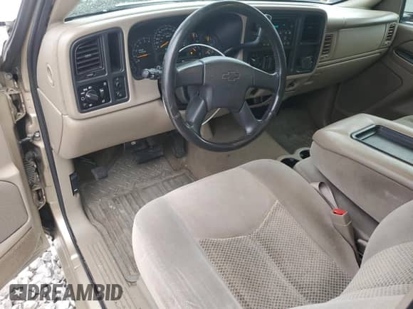 2004 Chevrolet Silverado 1500 LS z VIN 1GCEC14V94Z186793, wystawiony jako Copart lot #83448234 z przebiegiem 176 573 mil mil oraz Czysty tytuł • Clean title. Historia ofert i sprzedaży dostępna na DreamBid. Obrazek 8.