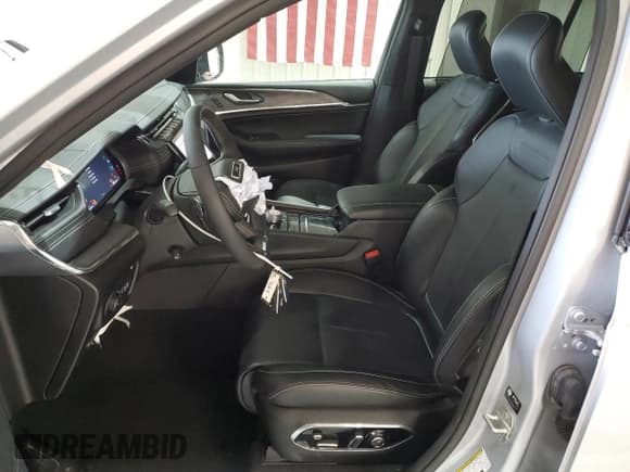 ✅ 2023 Jeep Grand Cherokee Overland • VIN: 1C4RJYD67PC671000 • Lot: 57944125. Wystawiony na Copart z przebiegiem 4 501 mil. Bezpłatny archiwum sprzedaży aukcyjnych z USA i szczegółowy raport historii pojazdu na DreamBid. Zdjęcie 7.