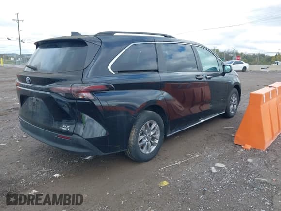 ✅ 2024 Toyota Sienna XLE • VIN: 5TDYRKEC7RS193023 • Lot: 43367795. Wystawiony na IAAI z przebiegiem 29 907 mil. Bezpłatny archiwum sprzedaży aukcyjnych z USA i szczegółowy raport historii pojazdu na DreamBid. Zdjęcie 4.