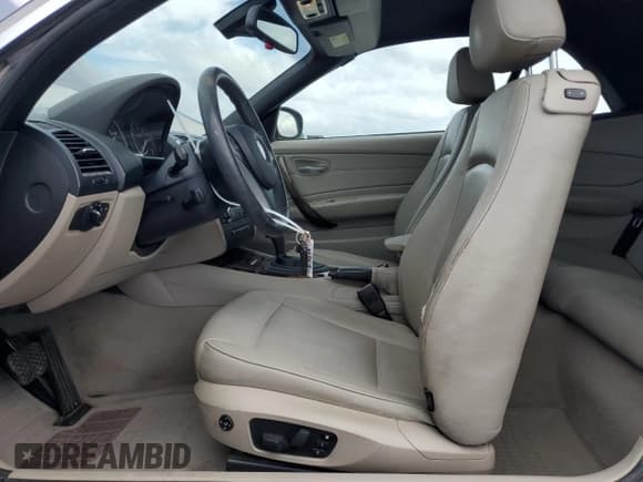 ✅ 2009 BMW 1 Series 128i • VIN: WBAUL73589VJ76395 • Lot: 69546345. Wystawiony na Copart z przebiegiem 178 389 mil. Bezpłatny archiwum sprzedaży aukcyjnych z USA i szczegółowy raport historii pojazdu na DreamBid. Zdjęcie 7.