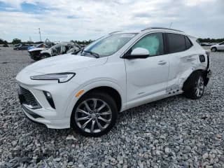 ✅ 2024 Buick Encore GX Avenir • VIN: KL4AMGSLXRB033835 • Lot: 70720965. Wystawiony na Copart z przebiegiem 20 178 mil. Bezpłatny archiwum sprzedaży aukcyjnych z USA i szczegółowy raport historii pojazdu na DreamBid. Zdjęcie 1.