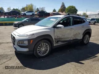 ✅ 2020 Hyundai Kona SEL • VIN: KM8K2CAA8LU396361 • Лот: 81132955. Опубликован ранее на Copart с пробегом 47 216 миль. Бесплатный доступ к архиву аукционных продаж из США и подробный отчёт об истории автомобиля на DreamBid. Изображение 1.