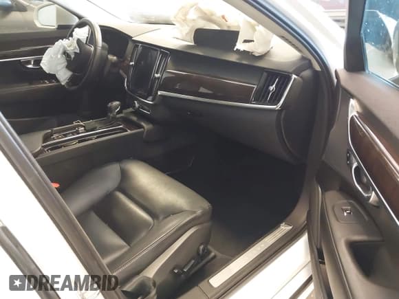 ✅ 2019 Volvo S90 Momentum • VIN: LVY102AK5KP081791 • Lot: 41632562. Listed on IAAI with 117,384 mi. Free auction sales archive from the USA and detailed vehicle history report at DreamBid. Image 5.