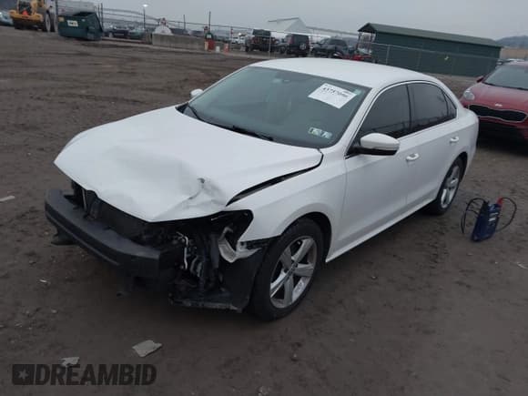 ✅ 2015 Volkswagen Passat SE • VIN: 1VWBT7A31FC094430 • Lot: 43757096. Wystawiony na IAAI z przebiegiem 122 679 mil. Bezpłatny archiwum sprzedaży aukcyjnych z USA i szczegółowy raport historii pojazdu na DreamBid. Zdjęcie 2.