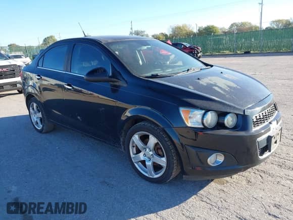 2012 Chevrolet Sonic LTZ z VIN 1G1JE5SHXC4102790, wystawiony jako IAAI lot #43554966 z przebiegiem 184 031 mil mil oraz . Historia ofert i sprzedaży dostępna na DreamBid. Obrazek 1.