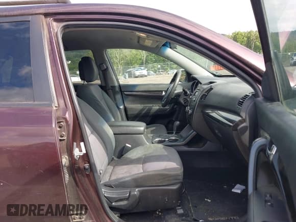 ✅ 2013 Kia Sorento LX • VIN: 5XYKTDA22DG400889 • Lot: 42906305. Listed on IAAI with 202,449 mi. Free auction sales archive from the USA and detailed vehicle history report at DreamBid. Image 5.